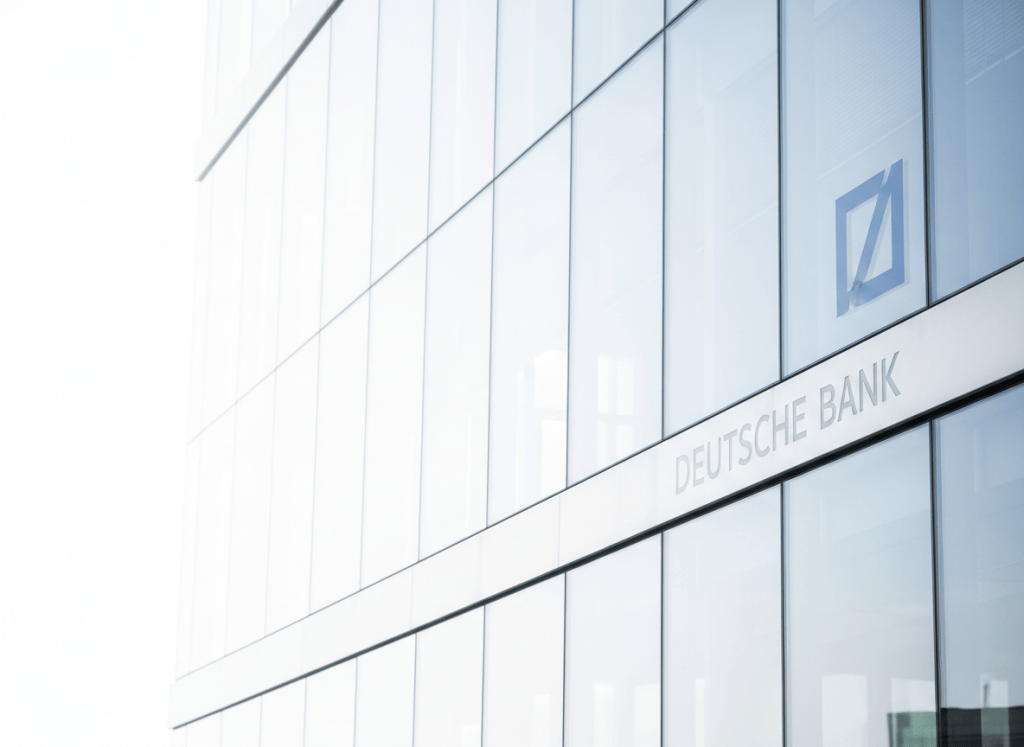 Soluk mavi-gri tonlarda Deutsche Bank binası ve logosunu gösteren saydam haber kartı arka planı
